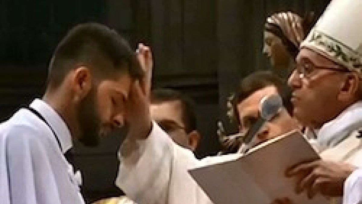 Varios adultos jóvenes fueron bautizados y confirmados por Francisco este Sábado Santo.