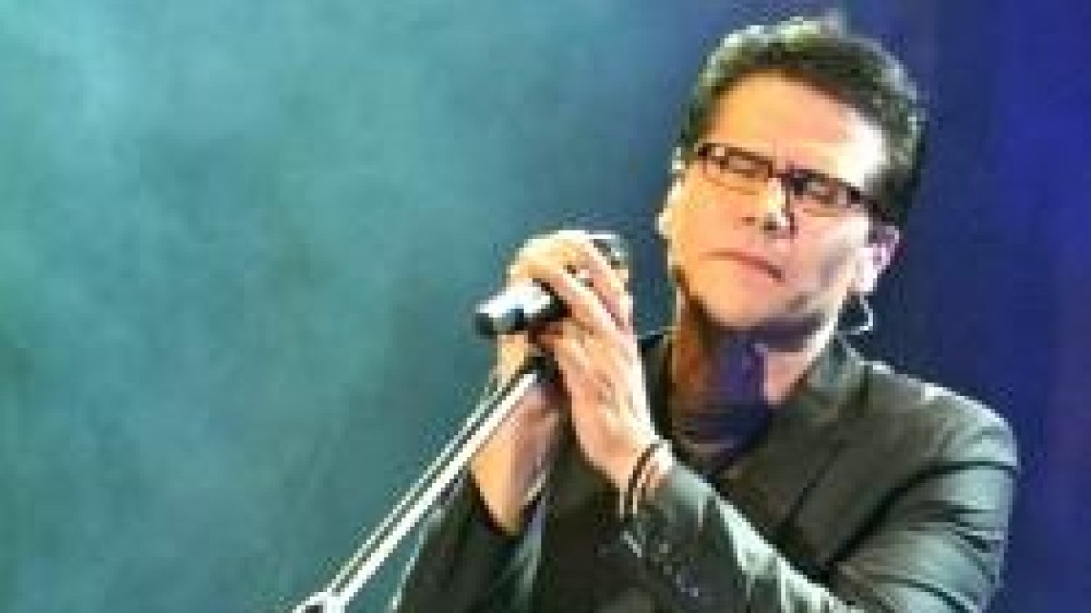 Hay radicales que critican a Jesús Adrián Romero, músico y predicador mexicano evangélico, por no ser agresivamente anticatólico