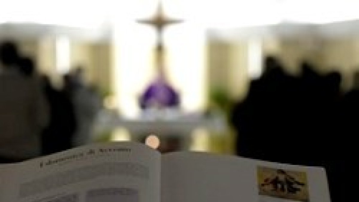 Francisco, con las vestiduras moradas de adviento, en la Misa de Santa Marta