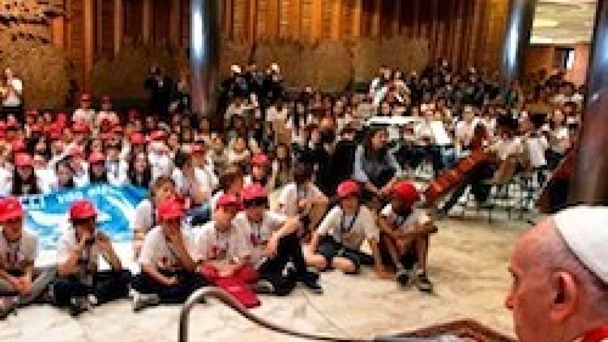 El chaleco que tenía Francisco en las manos no llegó a tiempo de salvar la vida de una niña en el mar.