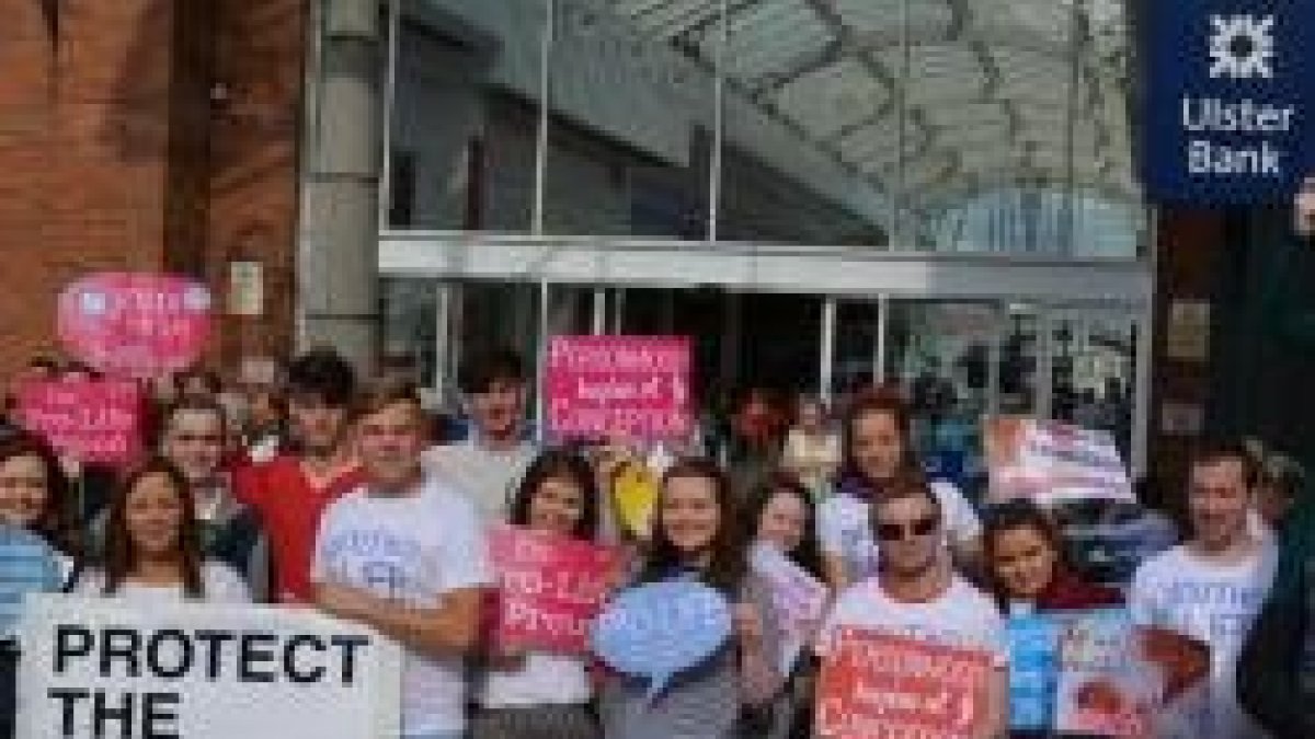 Recogida de firmas provida en las calles de Belfast - han reunido 300.000 en un país de 1,8 millones de habitantes