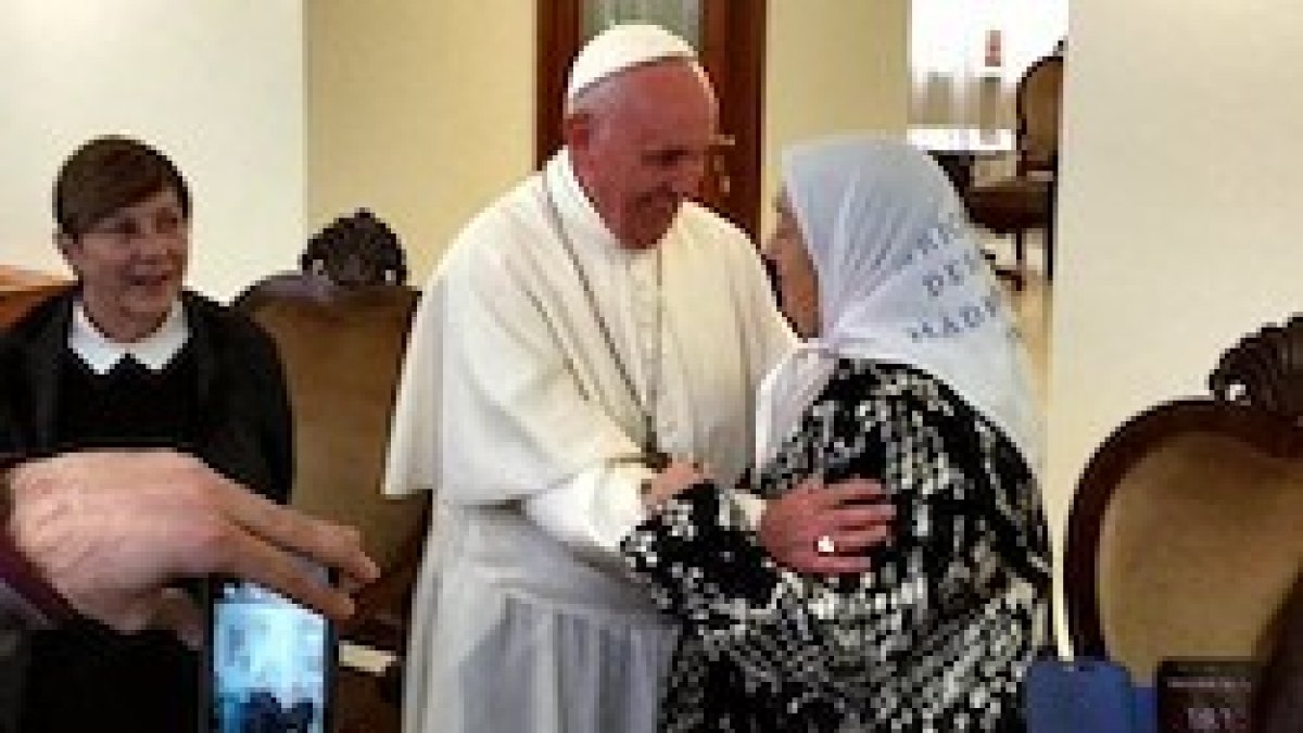 Francisco estuvo casi una hora con Hebe de Bonafini y sus acompañantes.