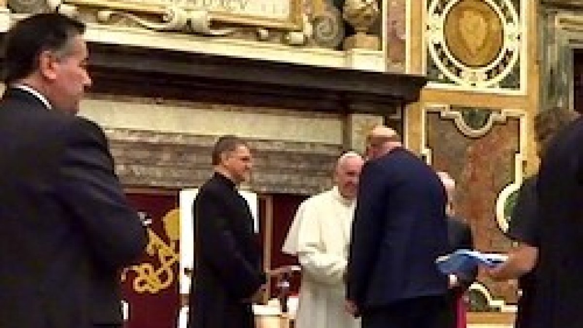 Miembros de la congregación de Don Orione saludan al Papa Francisco.