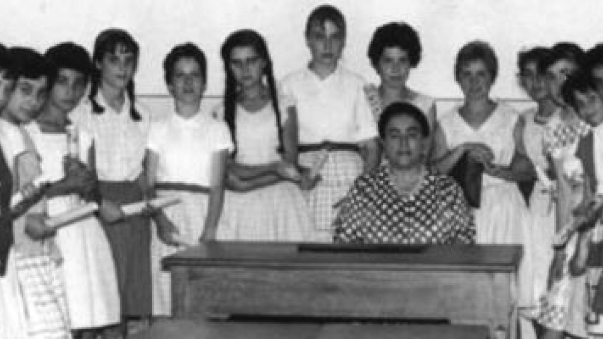 Ángela Ruiz Robles, rodeada de alumnas, en el Instituto de El Ferrol donde dio clases durante décadas, también clases gratuitas a obreros por las tardes