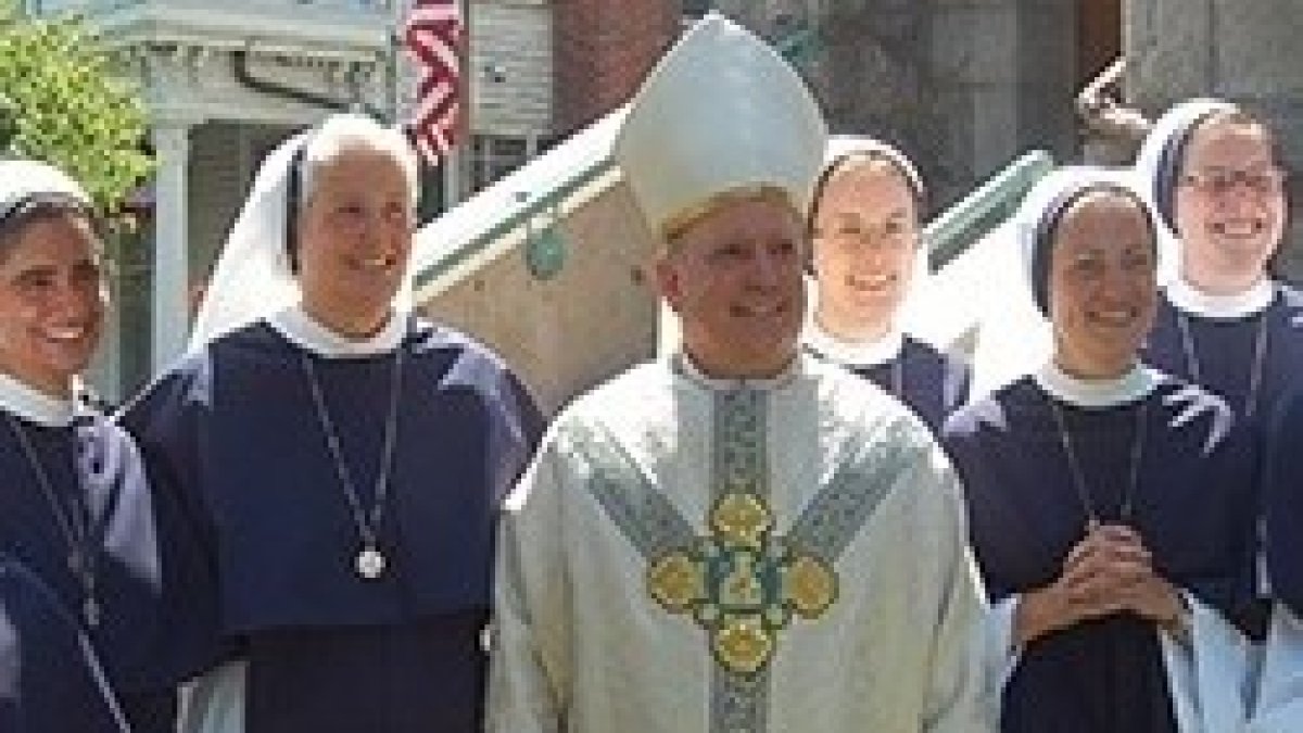 El arzobispo Aquila,de Denver, con las Sisters of Life - la Iglesia se esforzó contra la ley de suicidio asistido