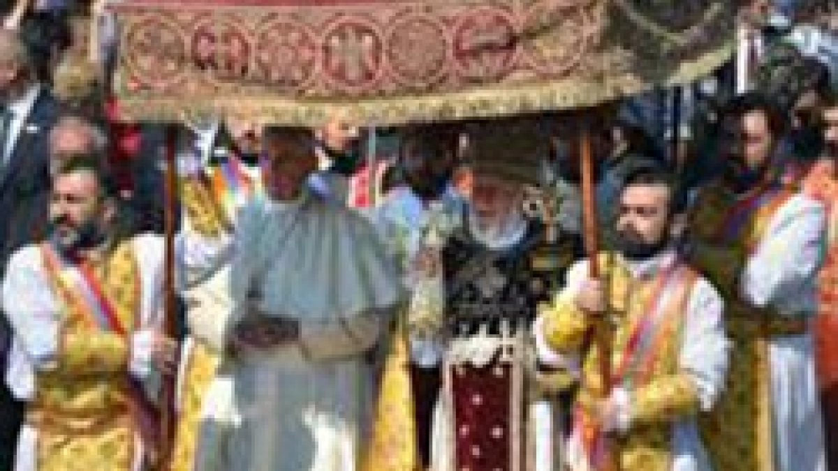 Francisco, tras asistir a la Divina Liturgia Armenia: «Apresuremos el paso a la comunión plena»