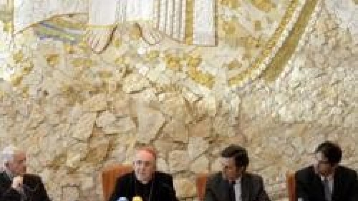 De izquierda a derecha, Lombardi, Osoro, Daniel Sada e Isidro Catela, con el libro La Oración fuerza que cambia el mundo