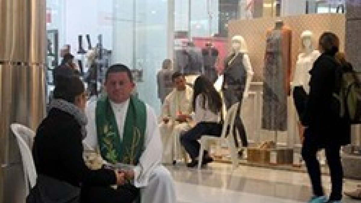 «Confesatón»: 400 sacerdotes confiesan durante dos días en cárceles y centros comerciales de Bogotá