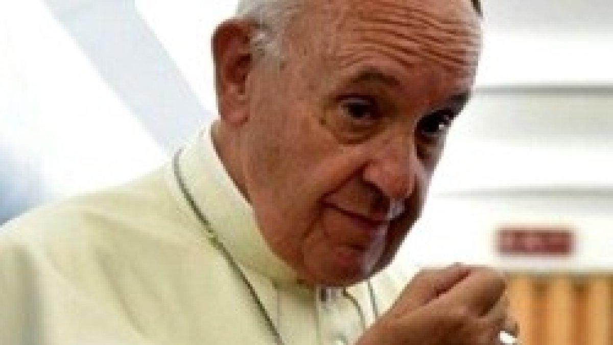 Francisco en el avión de vuelta de Armenia explica por qué retomó la palabra genocidio