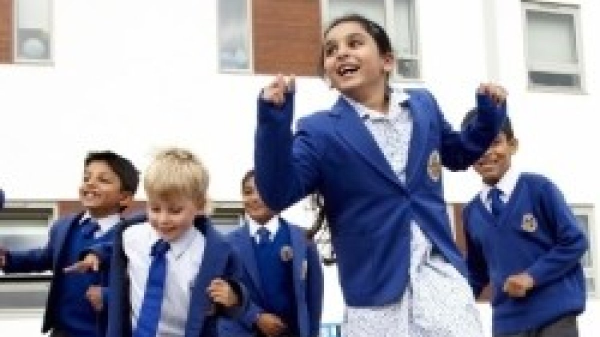 Unos niños británicos juegan en el recreo de su colegio