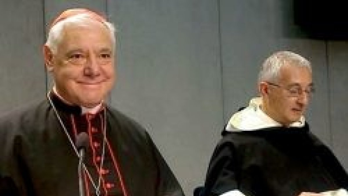 Gerhard Muller y el dominico Serge-Thomas Bonino presentan el documento sobre cremación y enterramientos