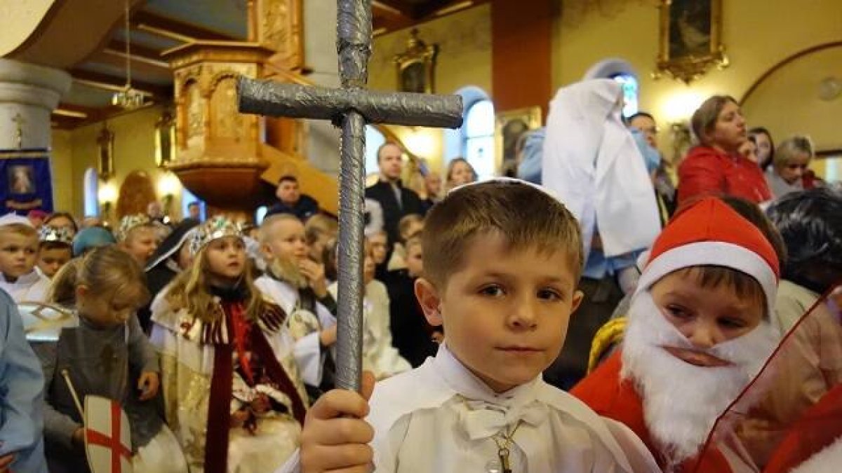 Niños vestidos de santos por Holywins en una parroquia de Polonia