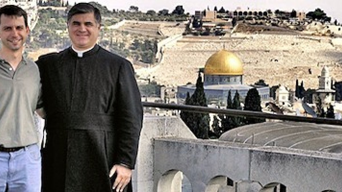 El padre Juan Solana junto a Jesús García, con Jerusalén al fondo.
