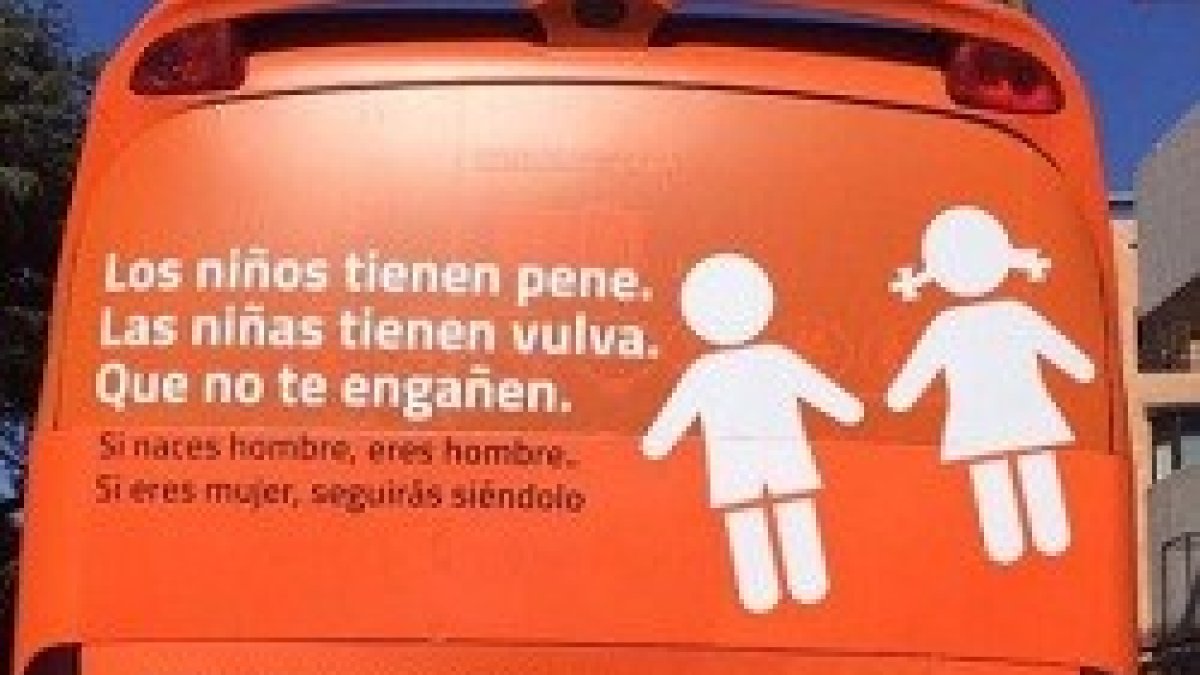El autobús de HO fue denunciado y expulsado de Madrid por la Policía