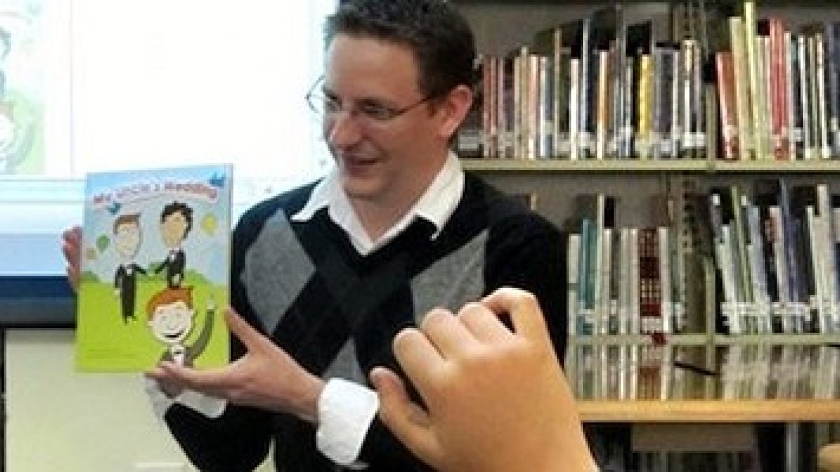 Eric Ross, autor de un libro infantil para enseñar a los niños las uniones gay, lo presenta en un aula de primaria.