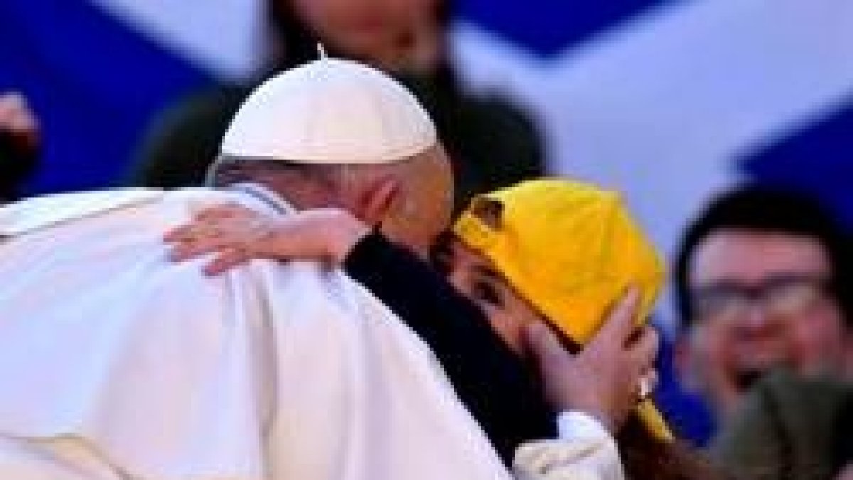 El Papa saluda a los niños a su llegada a la Audiencia en la Plaza de San Pedro