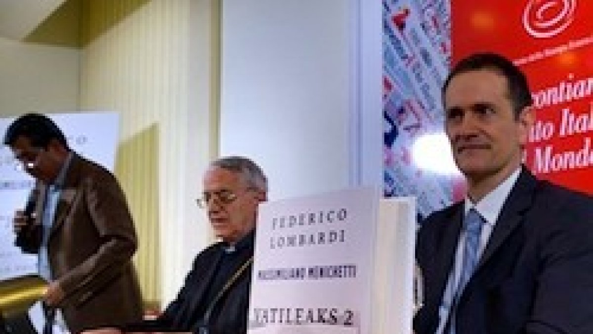 El padre Federico Lombardi y Massimiliano Menichetti, durante la presentación del libro este jueves.