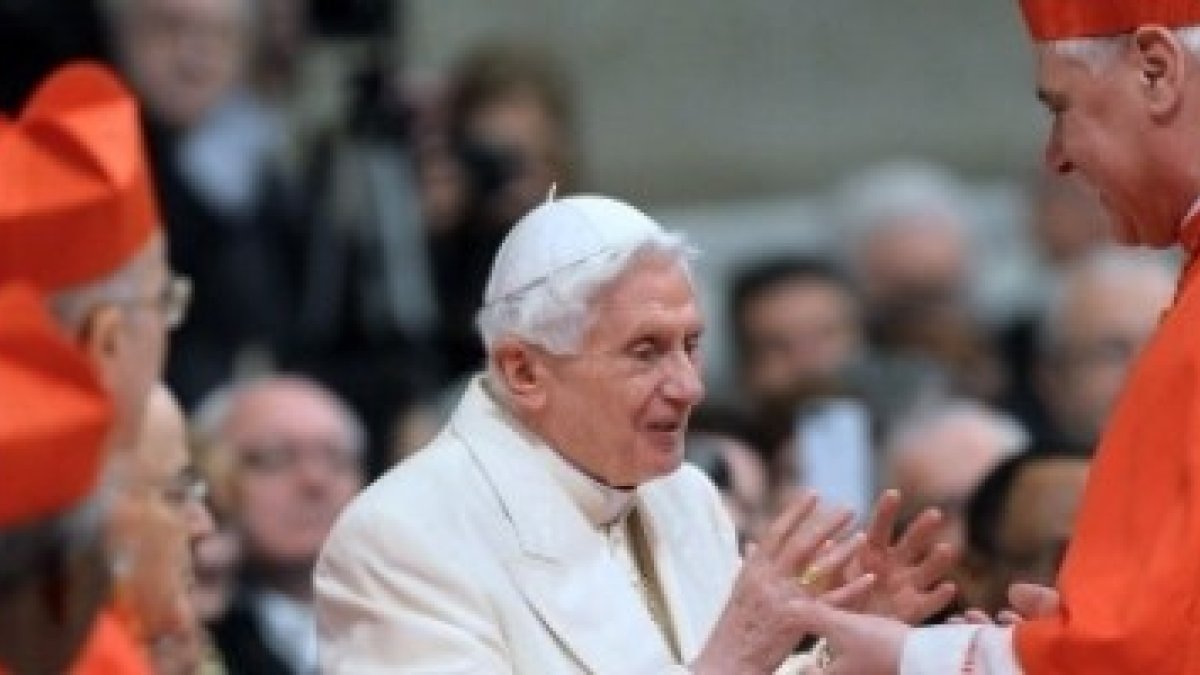 Benedicto XVI felicita a Gerhard Müller cuando es creado cardenal... ambos alemanes refutan la crítica del protestantismo liberal al sacerdocio católico