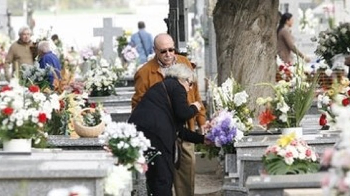 El cementerio es el lugar especial, sacro, donde los difuntos son respetados y es más fácil orar y venerarlos