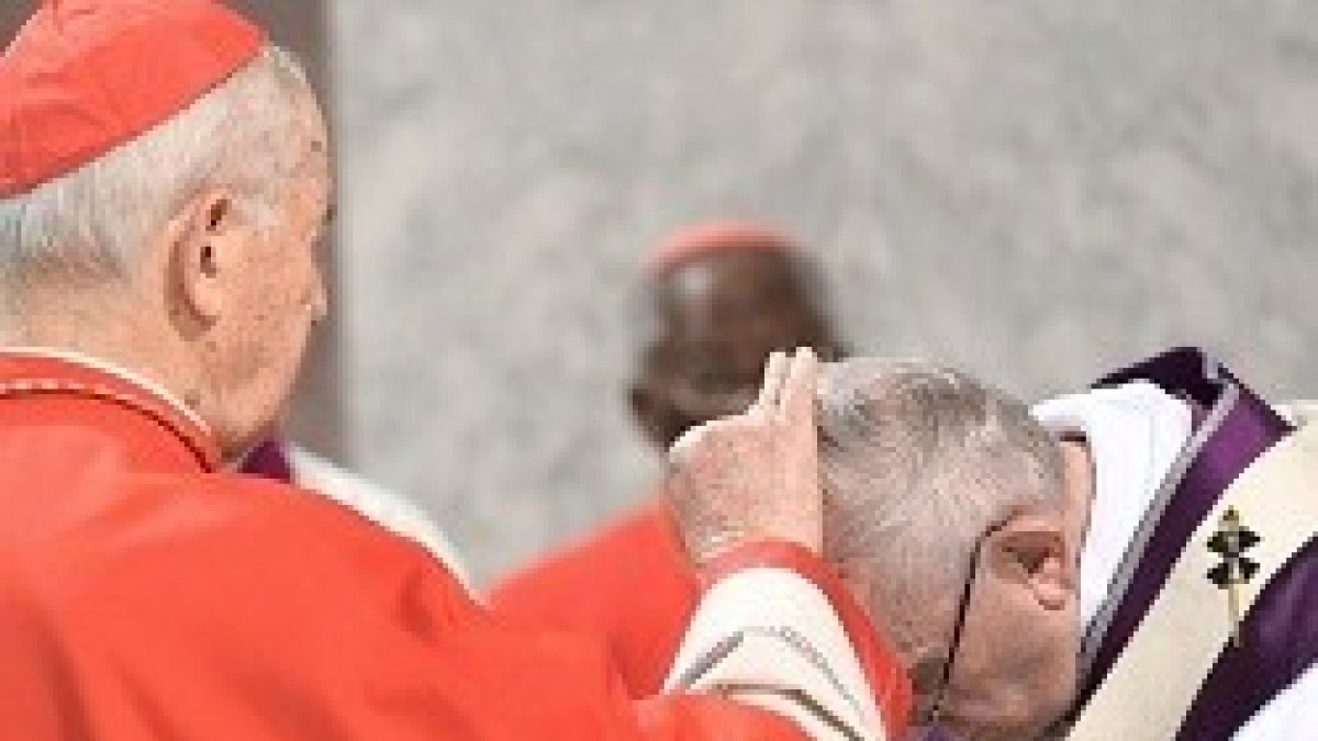 El Papa Francisco recibió la ceniza en la basílica de Santa Sabina