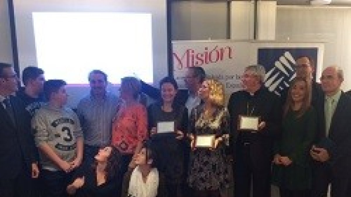 Los premiados por la Revista Misión en su edición 2016 posan juntos