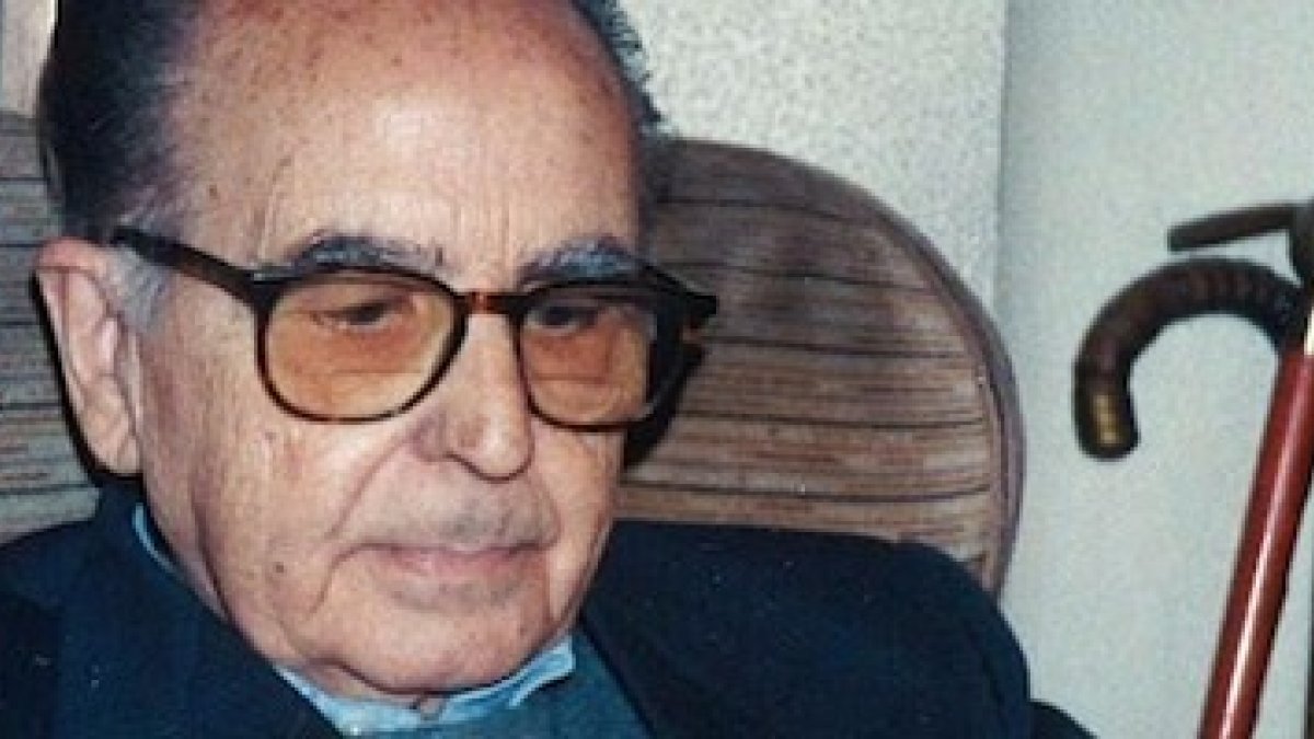 Sebastián Gayá, ya anciano, en un momento de reflexión y silencio.
