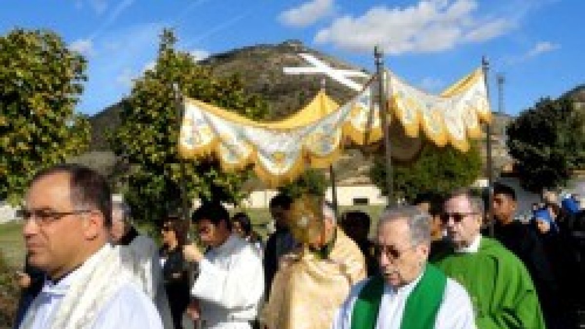 El obispo Reig con el Santísimo entre las distintas fosas comunes de Paracuellos