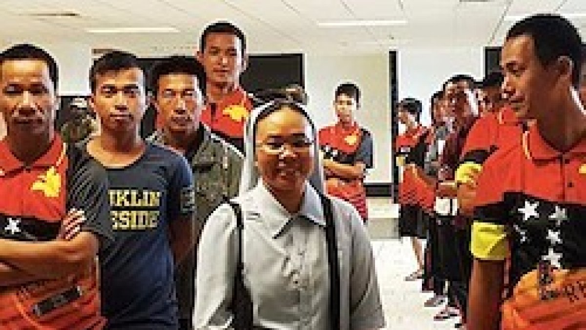 Sor Trinh, rodeada de compatriotas a quienes consigue una posibilidad de regreso a casa.