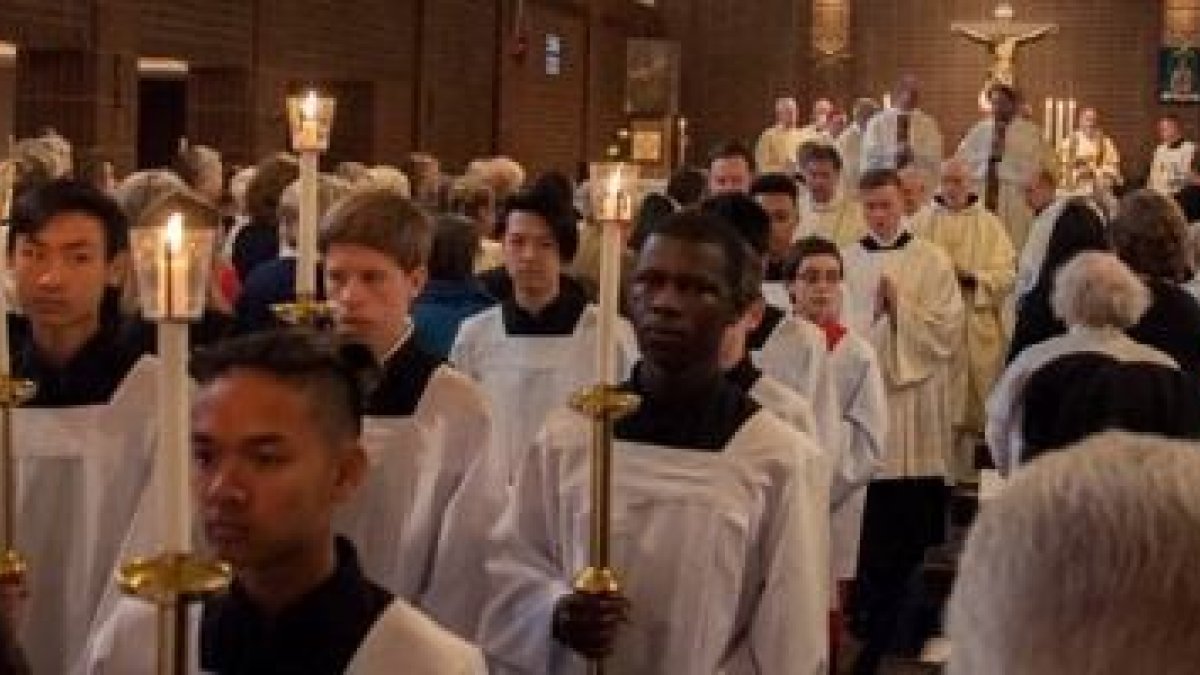 Procesión en la catedral de Estocolmo tras unas ordenaciones... se observa el origen inmigrante de la comunidad católica