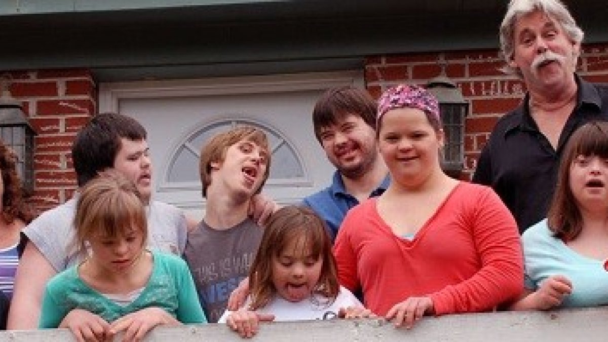 Los Daulton han adoptado nueve hijos con síndrome de Down además de sus cinco hijos naturales