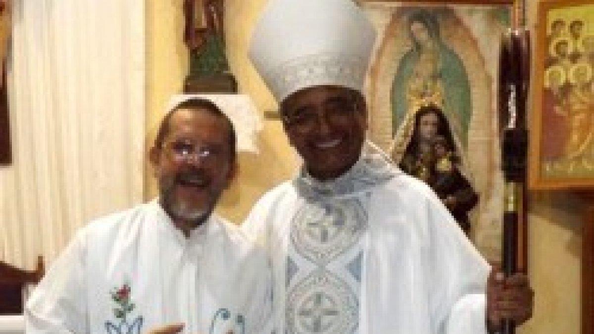 José Luis Sánchez Ruiz, el sacerdote secuestrado, con su obispo Fidencio López, de San Andrés Tuxtla