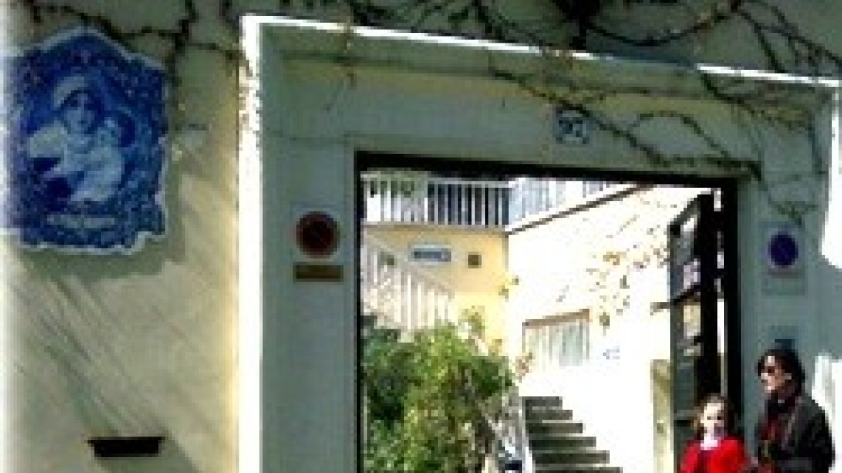 Entrada al reciento del santuario de Schoenstatt en la calle Serrano de Madrid