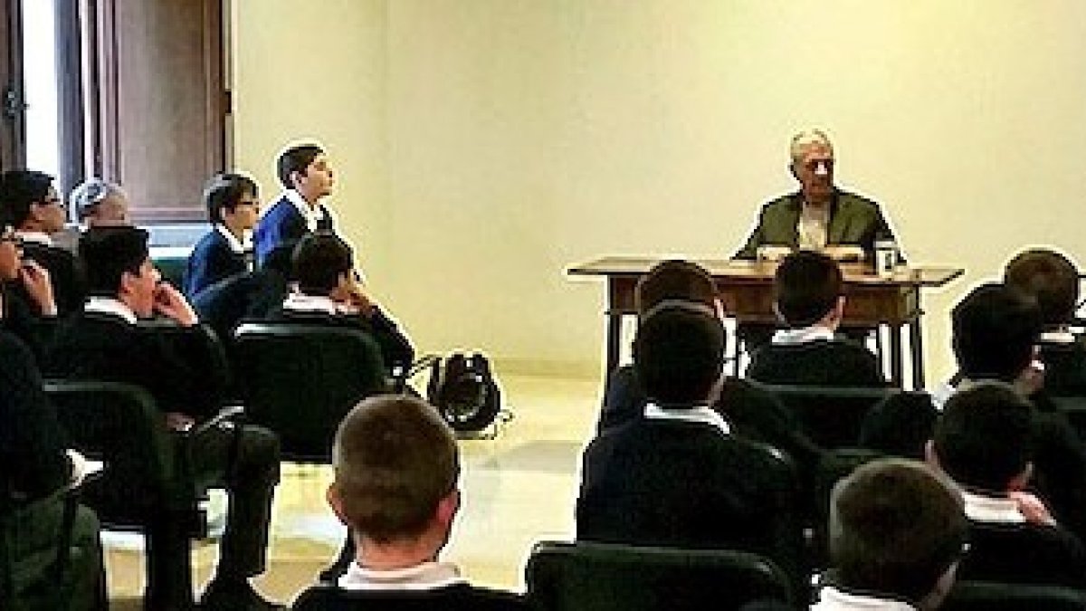 Germán Ubillos ante los alumnos de la escolanía, introducido por el prior de la abadía, fray Santiago Cantera.