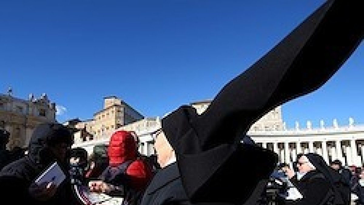 Unas religiosas ayudan al reparto del librito con el que Francisco obsequió a los presentes en la Plaza de San Pedro.