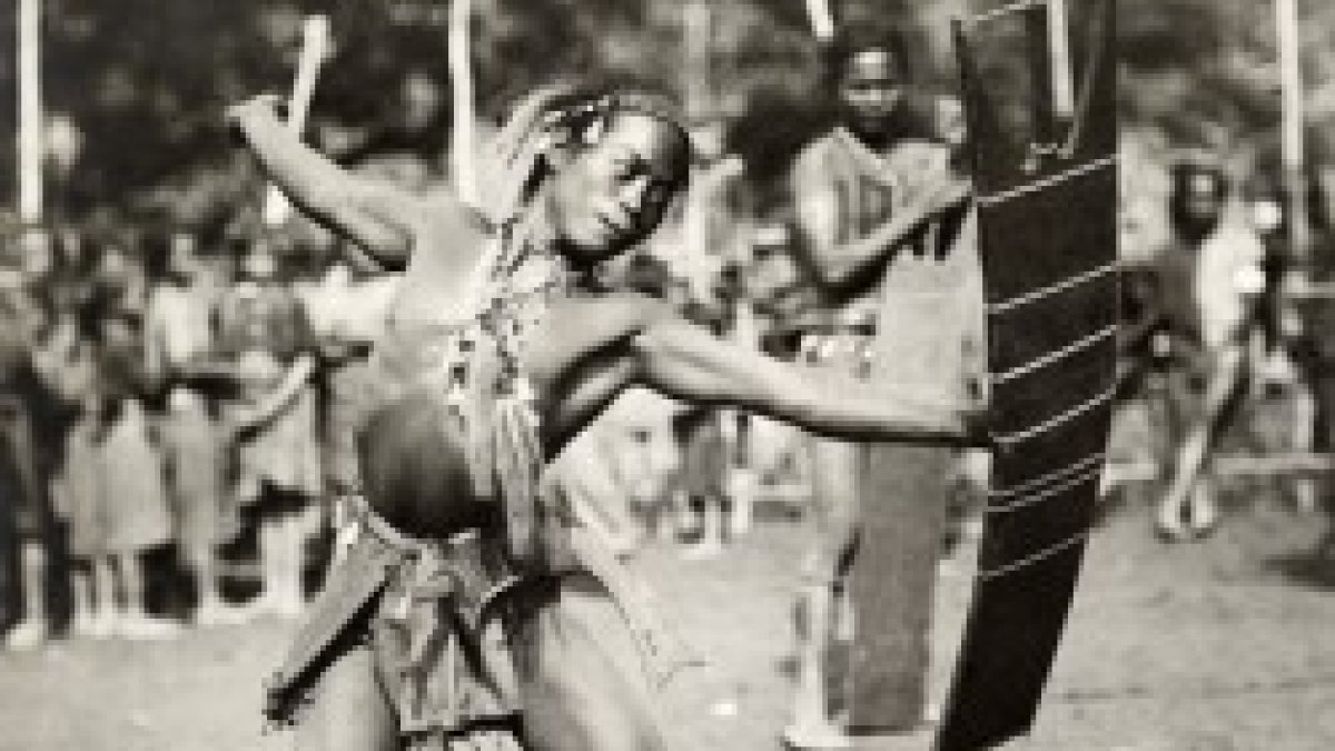 Un nativo ilongote en una danza guerrera... a ellos intentó evangelizar el padre Buenaventura