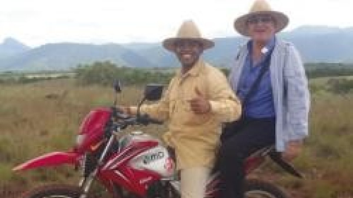 Manuel Lozano, uno de los misioneros de Málaga, en moto con un catequista