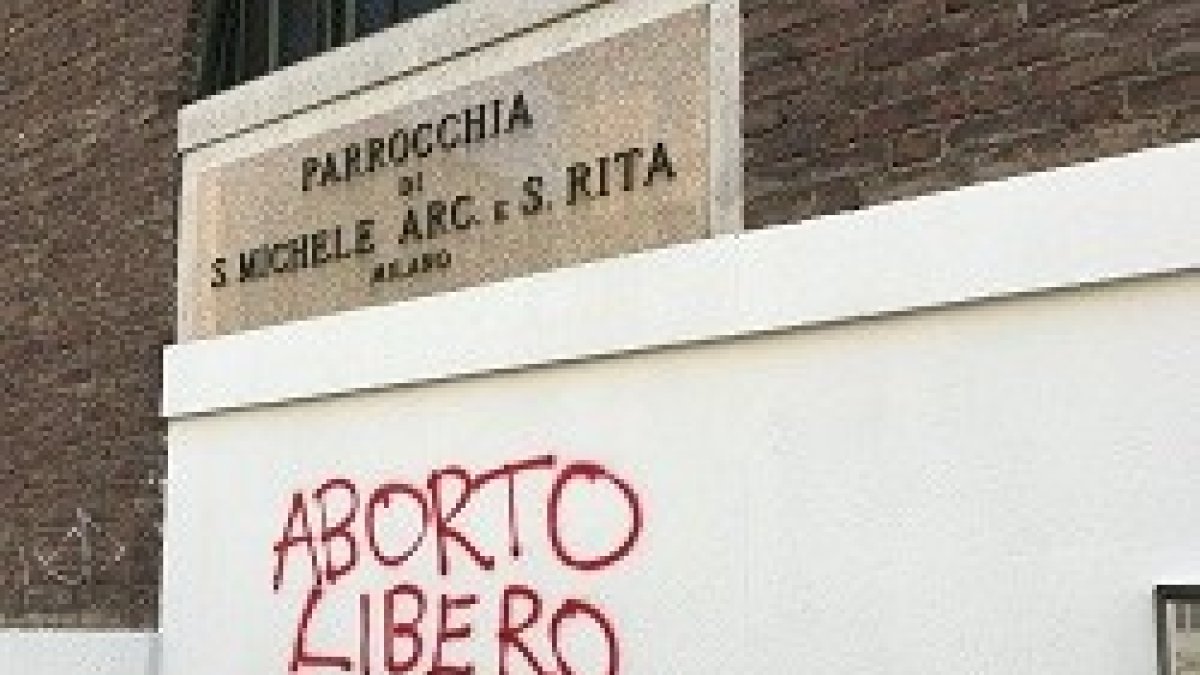 Esta es la pintada que apareció en la fachada de la iglesia