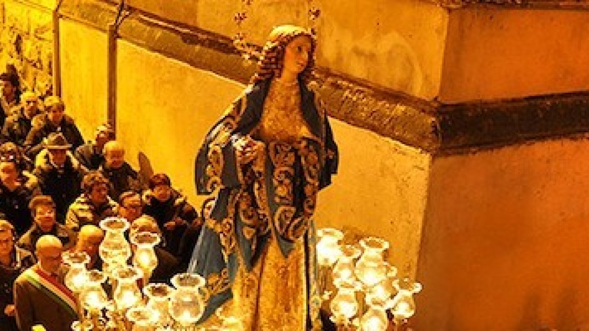 Procesión de la Inmaculada en Tarento, en el Sur de Italia. La devoción a la Purísima es muy intensa en todo el antiguo Reino de las Dos Sicilias.