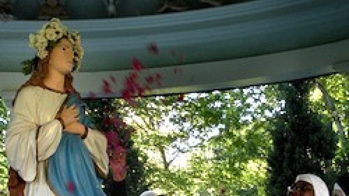 Con flores a María: una de las tradiciones más bellas del mes de mayo aún lo es más si las flores son espirituales y nos hacen ser mejores.