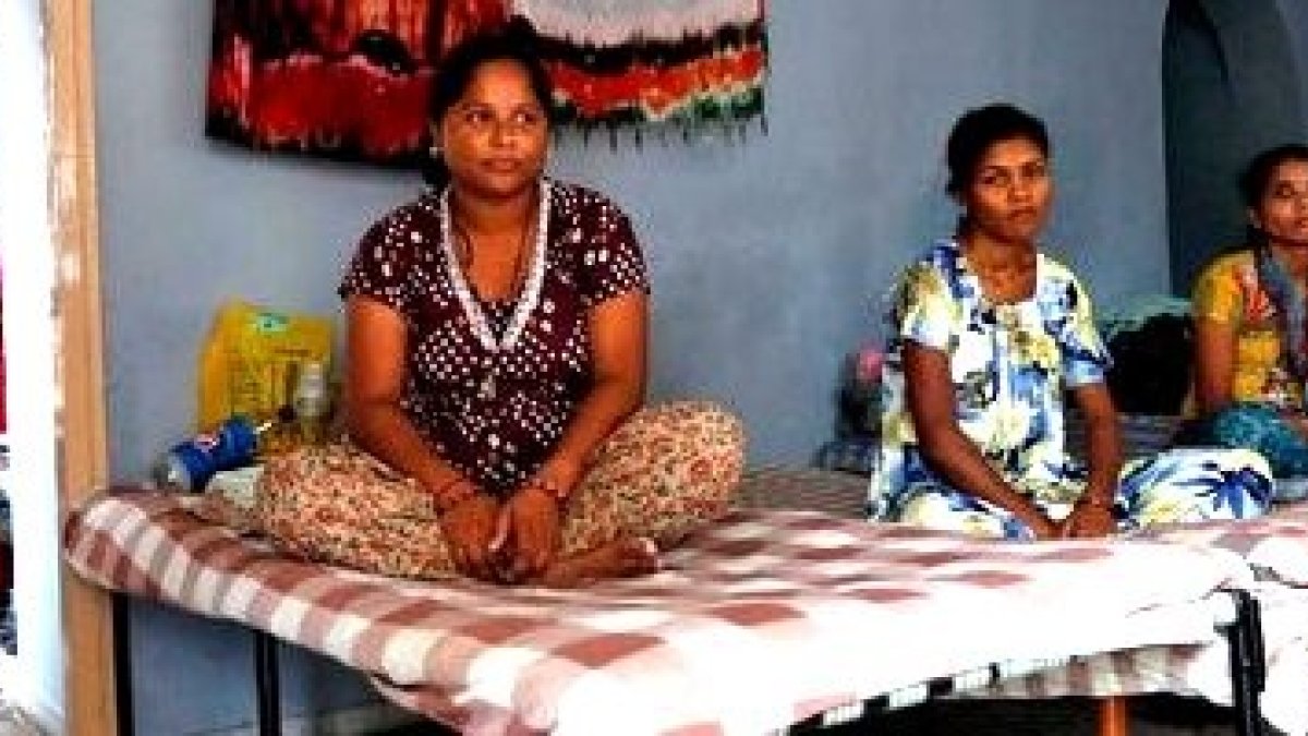 Gestantes de alquiler en la India, concentradas en un local durante meses, controladas, con contratos draconianos... el niño, un producto, puede desecharse