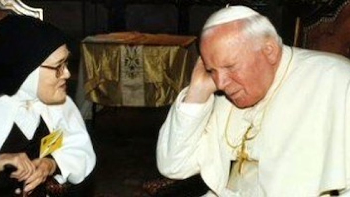 Sor Lucía, en uno de sus encuentros con San Juan Pablo II.