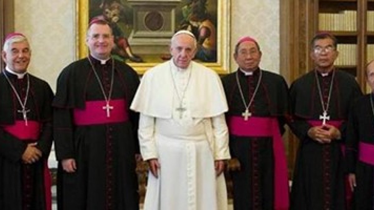 Tito Banchong y Louis-Marie Ling, los obispos que atienden cristianos uno a uno en la jungla de Laos