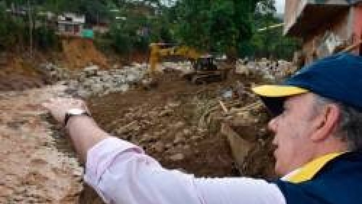 El presidente Juan Manuel Santos contempla los destrozos en Mocoa