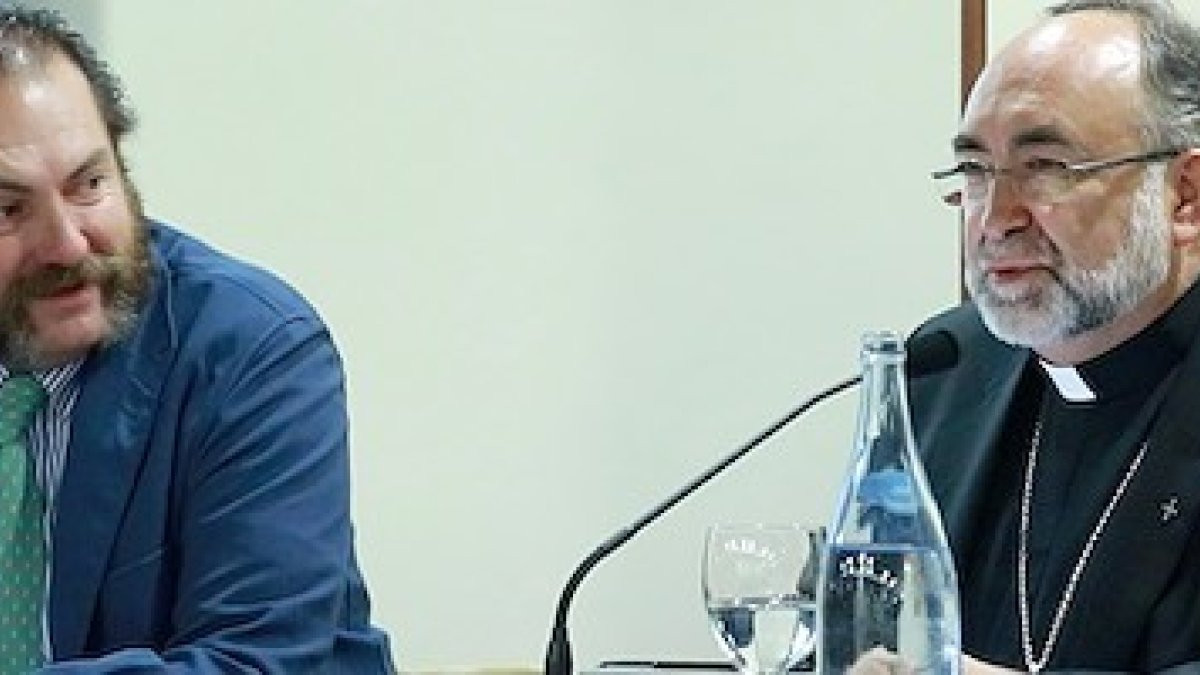 El presidente de la Fundación Cari Filii, Luis Cort, y el arzobispo de Oviedo, monseñor Sanz Montes.