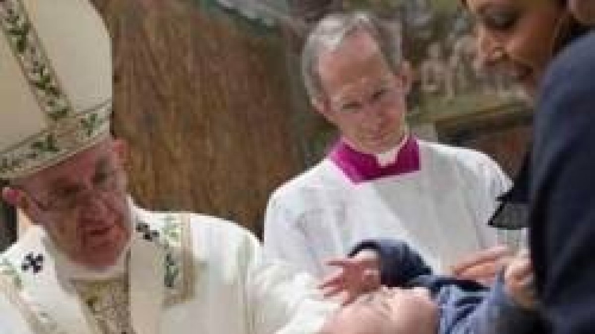 El Papa Francisco bautizando en la Capilla Sixtina