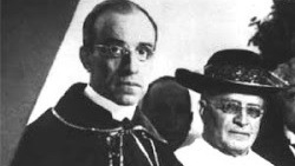 De blanco, el Papa Pío XI, y con él, el cardenal Pacelli, que sería Pío XII