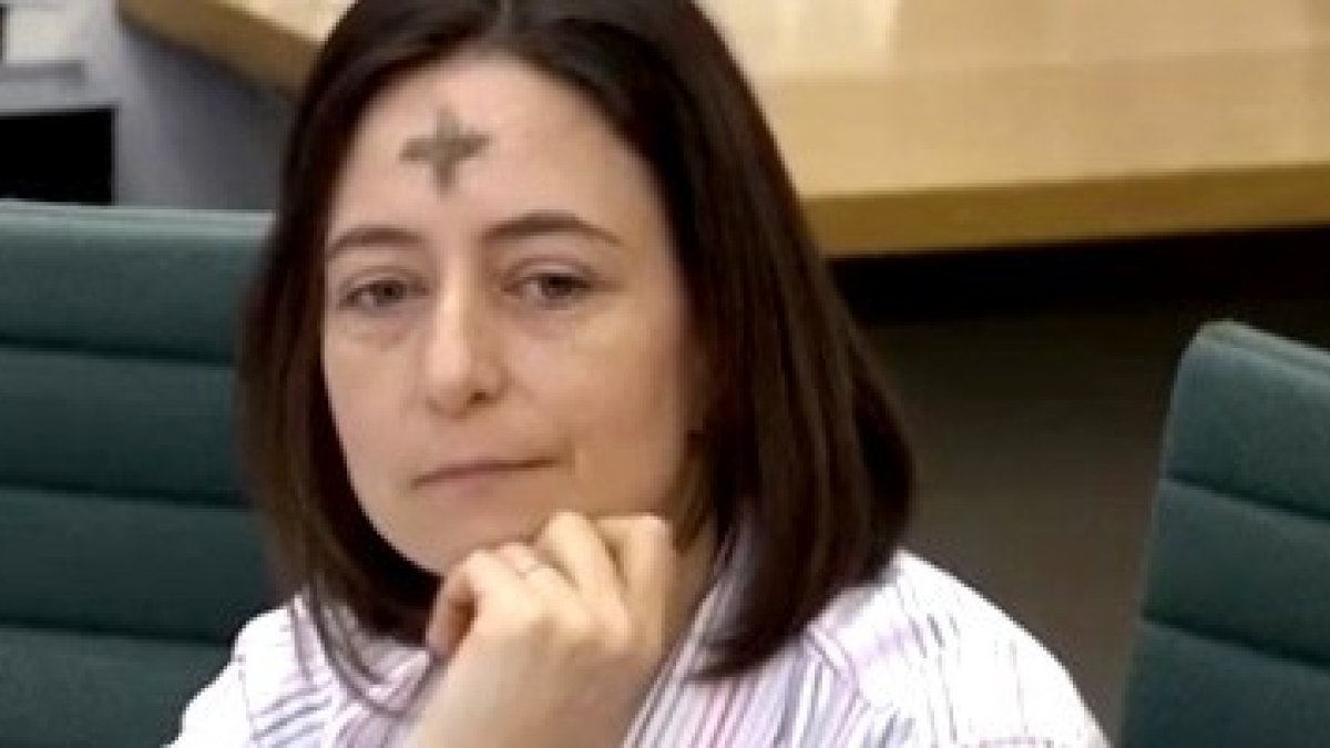 La diputada del Parlamento Escocés Carol Monaghan acudió con su cruz de ceniza a una comisión parlamentaria