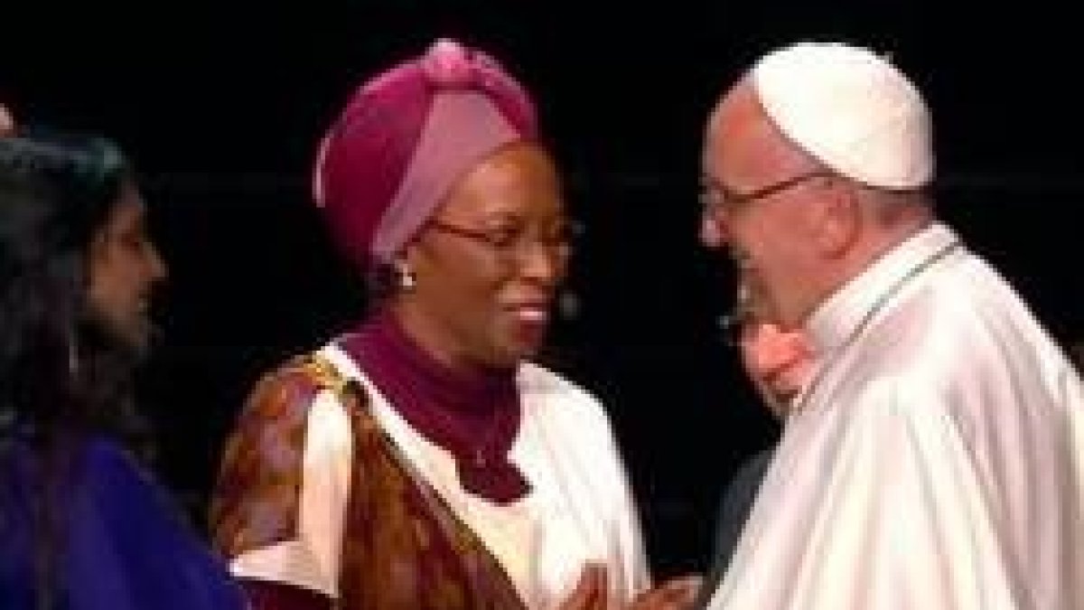 Margarite Barankitse saluda al Papa Francisco en el encuentro ecuménico del Malmö Arena