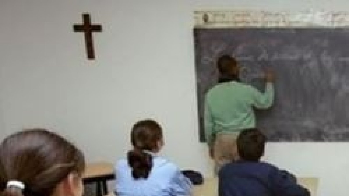 Diversos gobiernos autonómicos intentan erosionar la clase de religión y los derechos de sus docentes