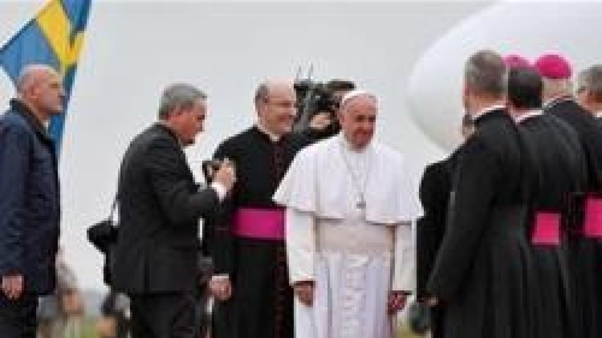 El Papa Francisco al llegar al aeropuerto de Malmö, en Suecia